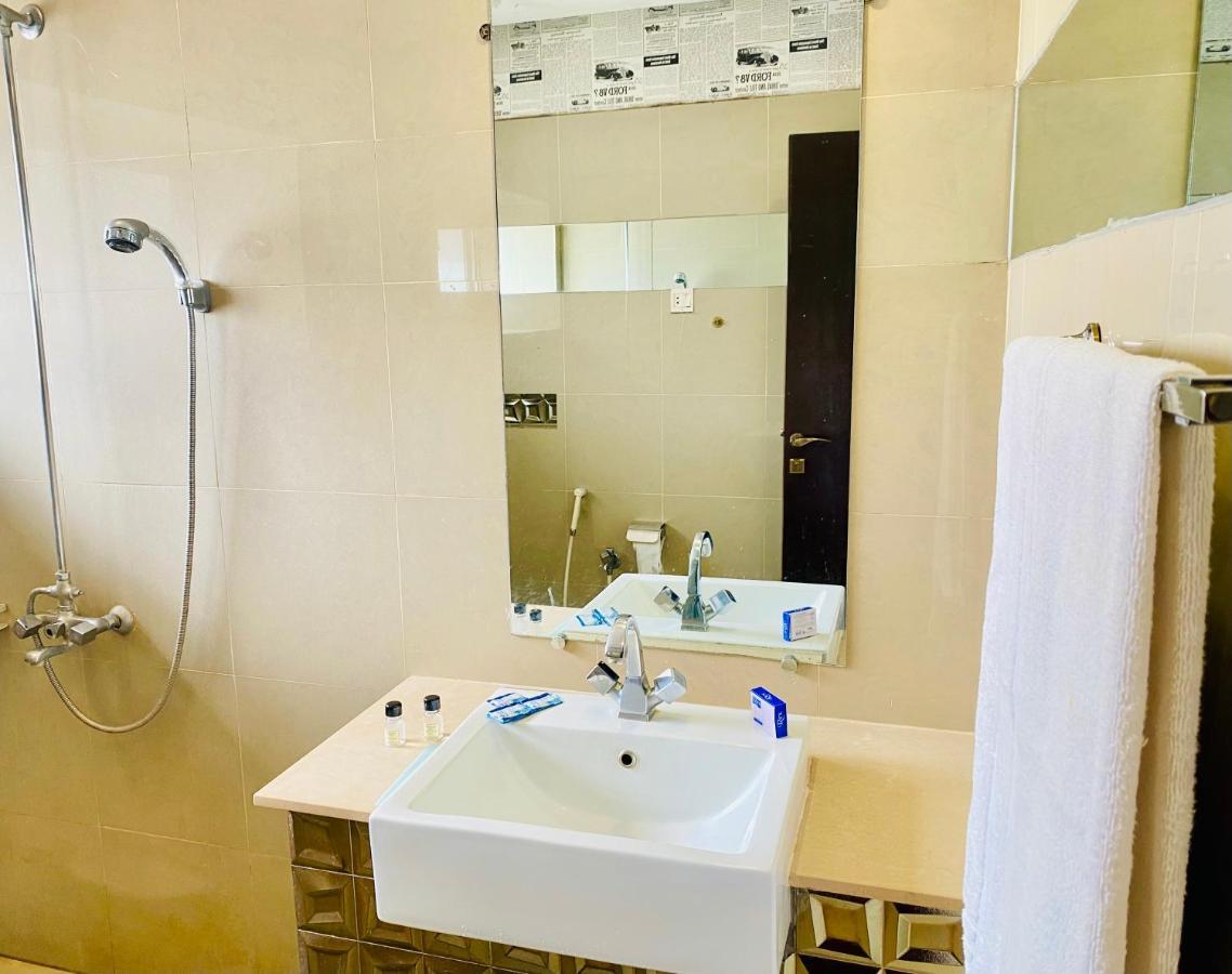 Hotel Royal One Multan Ngoại thất bức ảnh