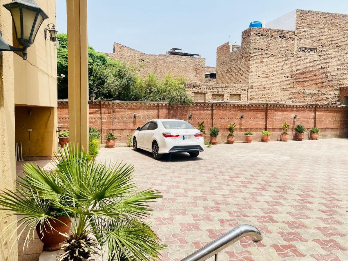 Hotel Royal One Multan Ngoại thất bức ảnh