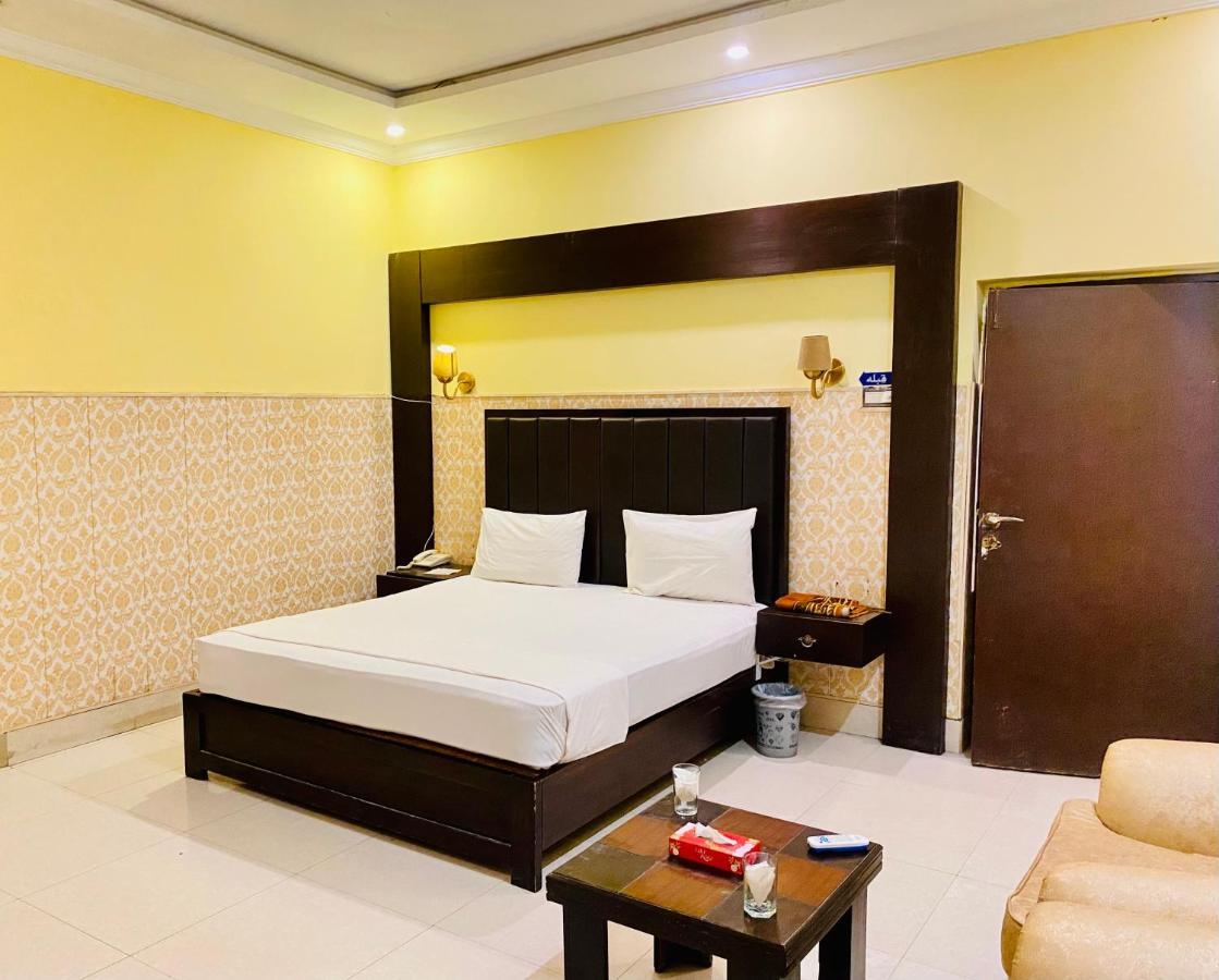 Hotel Royal One Multan Ngoại thất bức ảnh