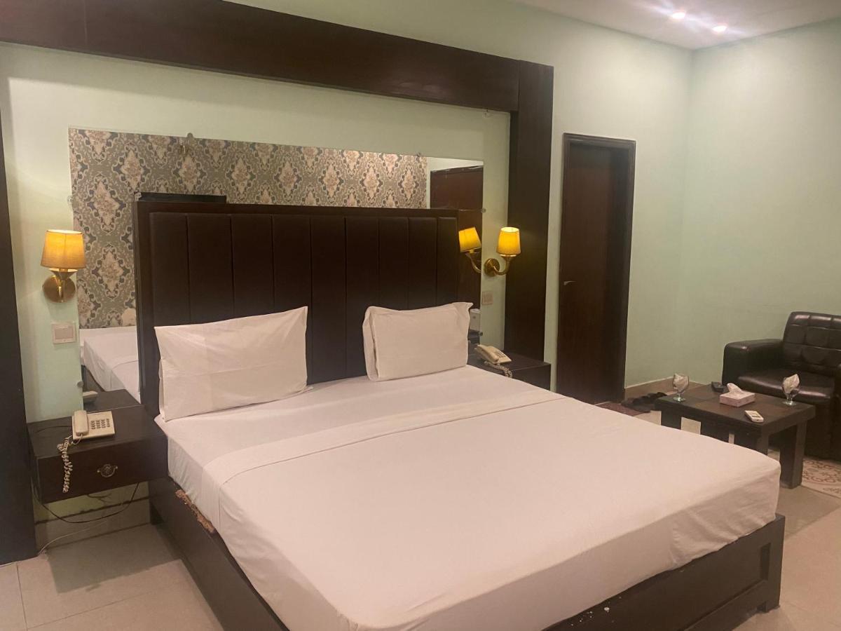 Hotel Royal One Multan Ngoại thất bức ảnh