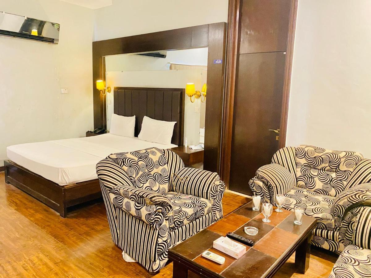 Hotel Royal One Multan Ngoại thất bức ảnh