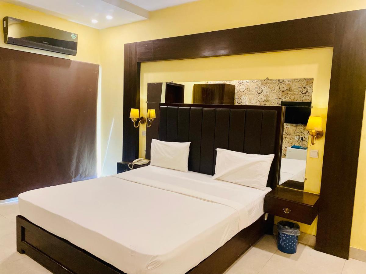 Hotel Royal One Multan Ngoại thất bức ảnh